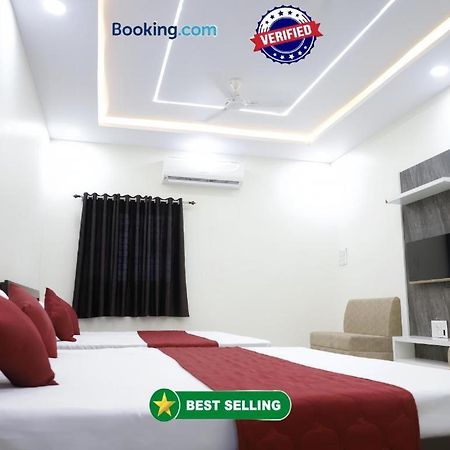Hotel Jag Laxmi Palace Prime Location Main Road Near Mahakal Temple And Railway Station Ujjain Exterior foto
