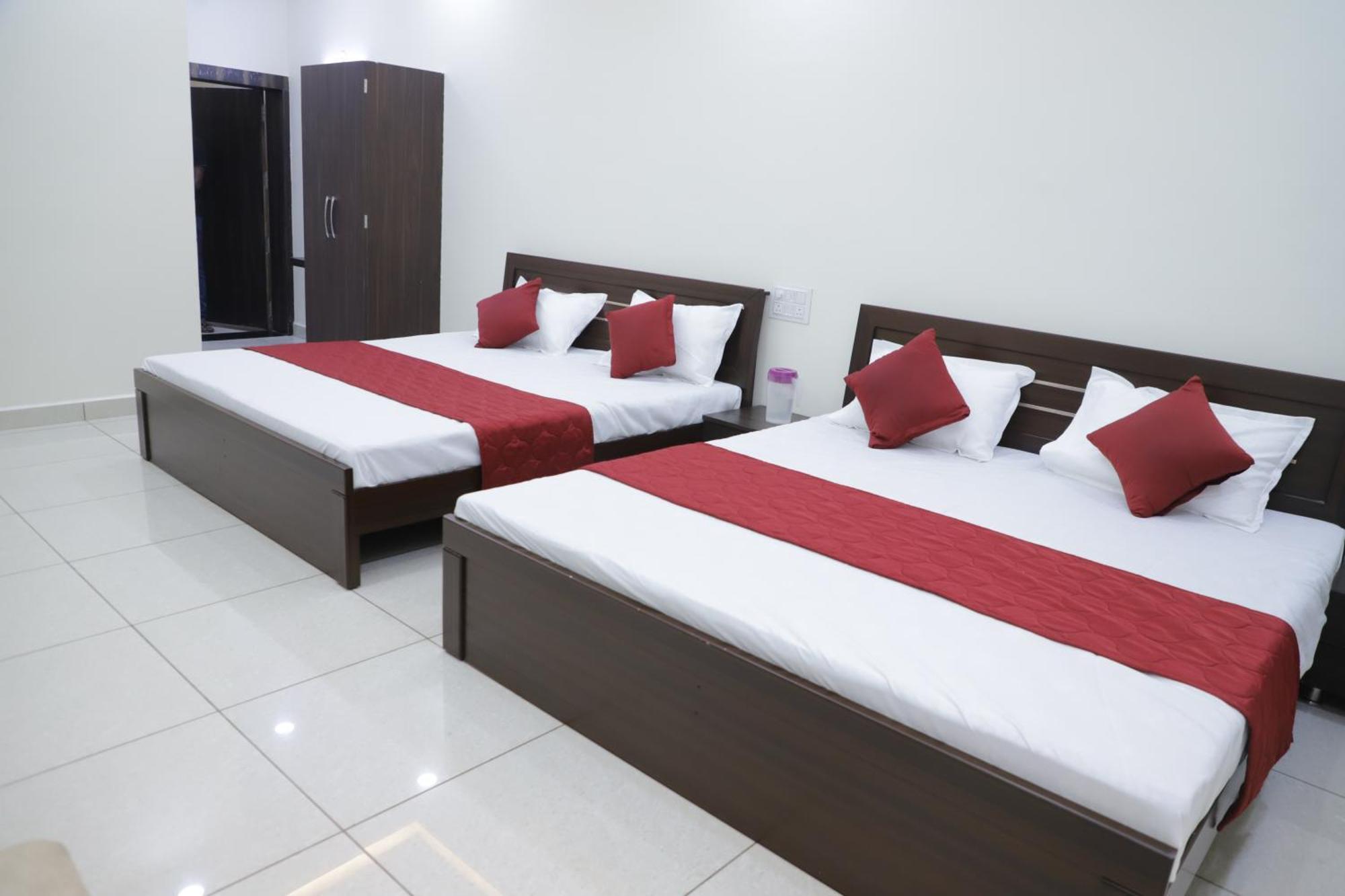 Hotel Jag Laxmi Palace Prime Location Main Road Near Mahakal Temple And Railway Station Ujjain Exterior foto